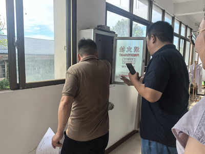 張偉一行赴梁子鎮檢查政府公租房工程管理服務